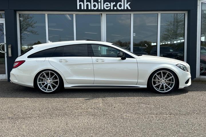 Hvid Mercedes CLS400 fra 2015 set udefra