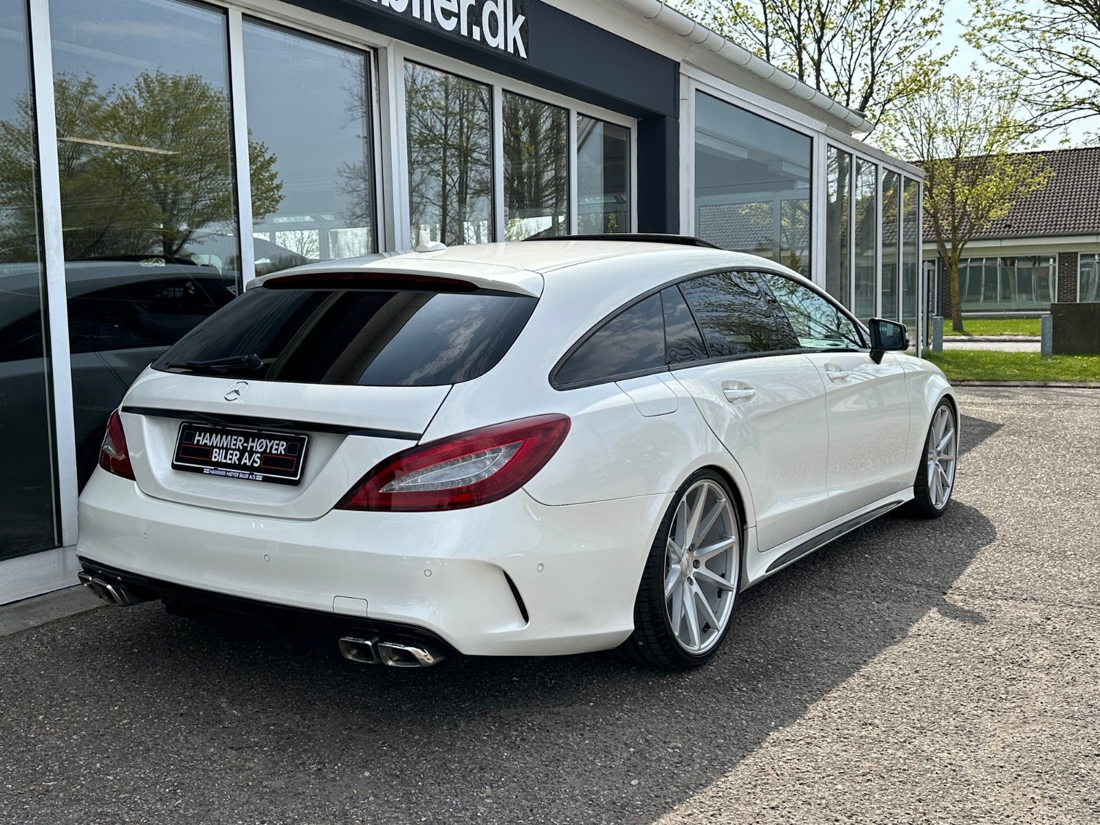 Hvid Mercedes CLS400 fra 2015 set udefra