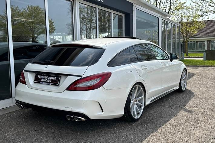 Hvid Mercedes CLS400 fra 2015 set udefra