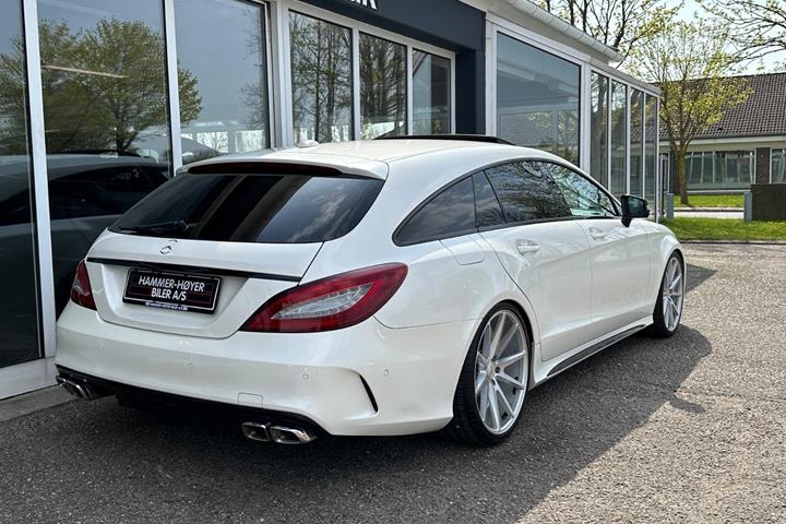 Hvid Mercedes CLS400 fra 2015 set udefra