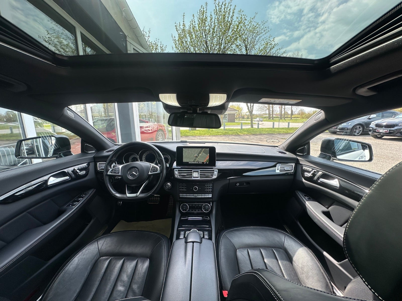 Hvid Mercedes CLS400 fra 2015 set indefra