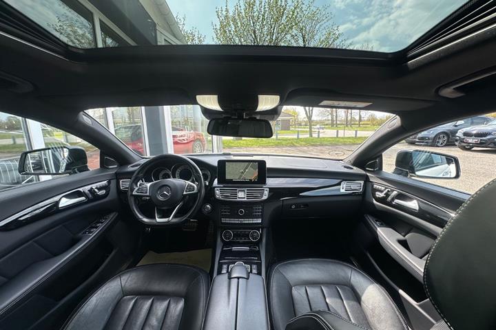 Hvid Mercedes CLS400 fra 2015 set indefra