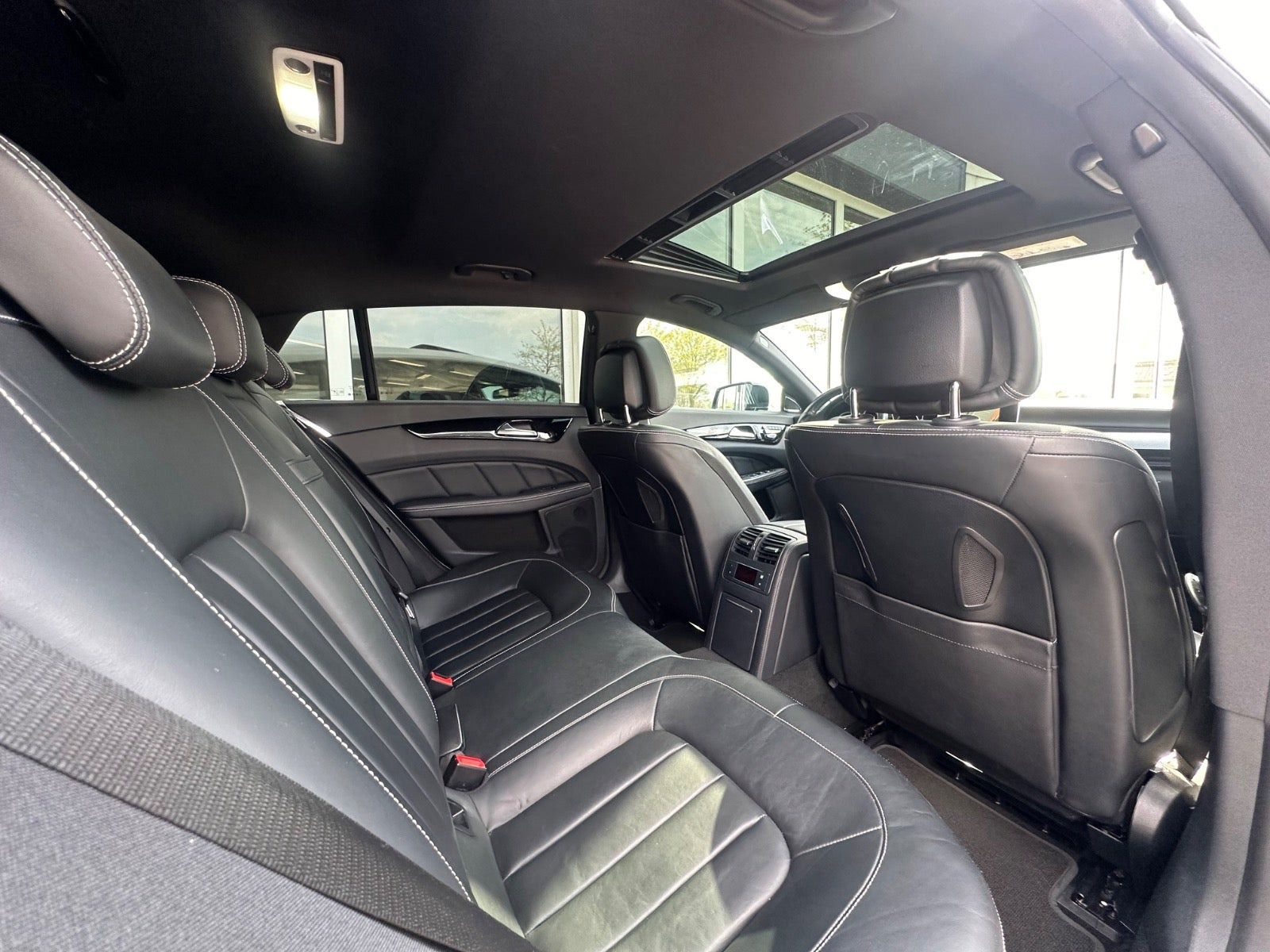 Hvid Mercedes CLS400 fra 2015 set indefra