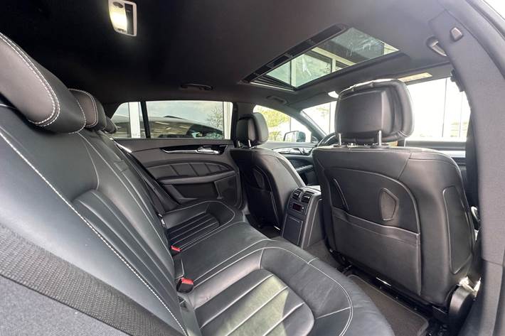 Hvid Mercedes CLS400 fra 2015 set indefra