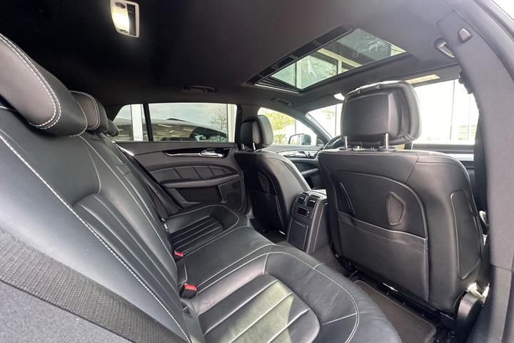 Hvid Mercedes CLS400 fra 2015 set indefra