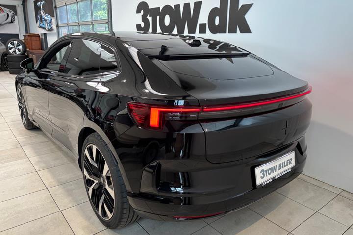 Sort Polestar 4 fra 2024