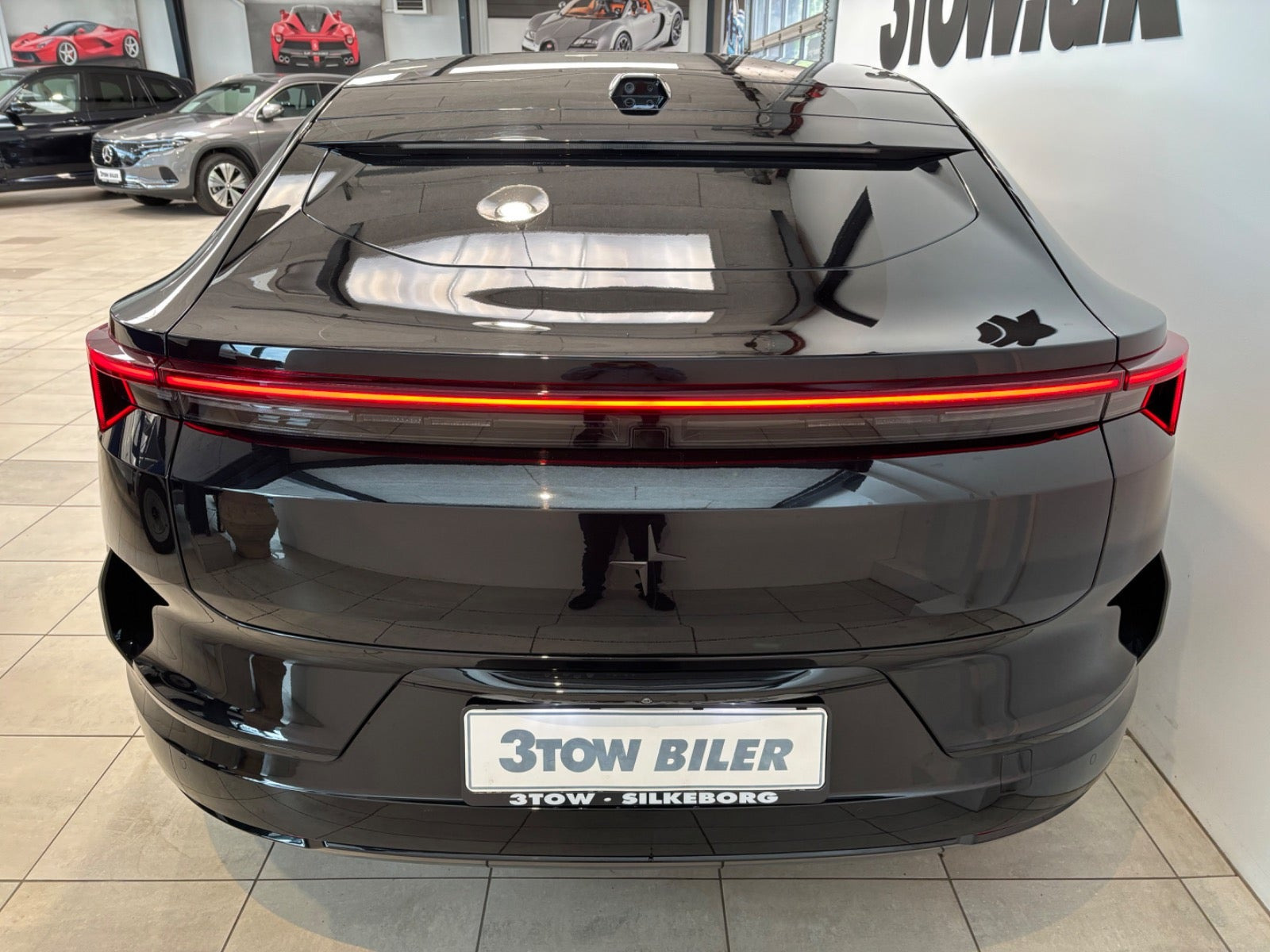 Sort Polestar 4 fra 2024