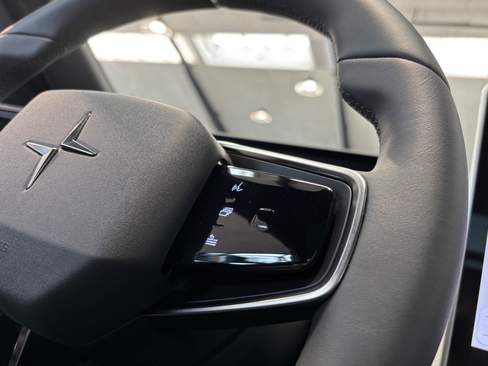 Sort Polestar 4 fra 2024