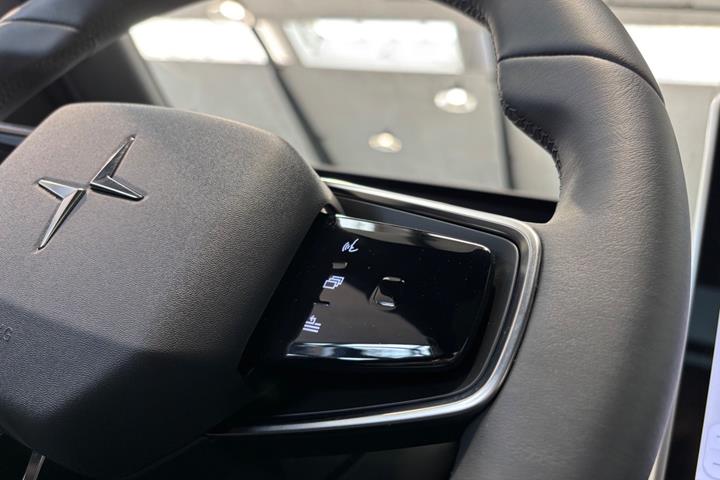 Sort Polestar 4 fra 2024
