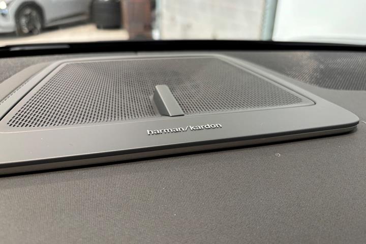 Sort Polestar 4 fra 2024