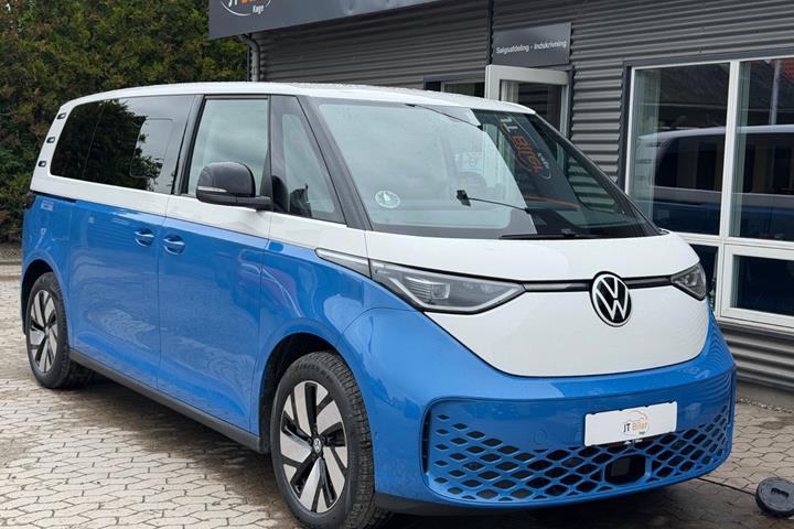 Blå VW ID.Buzz fra 2026 set udefra