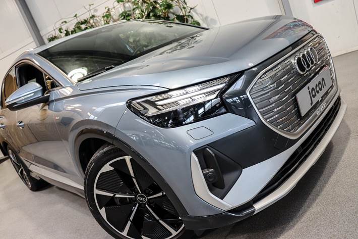 Blå Audi Q4 e-tron fra 2021
