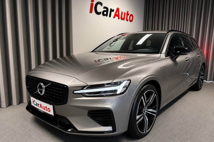 Grå Volvo V60 fra 2022 set udefra