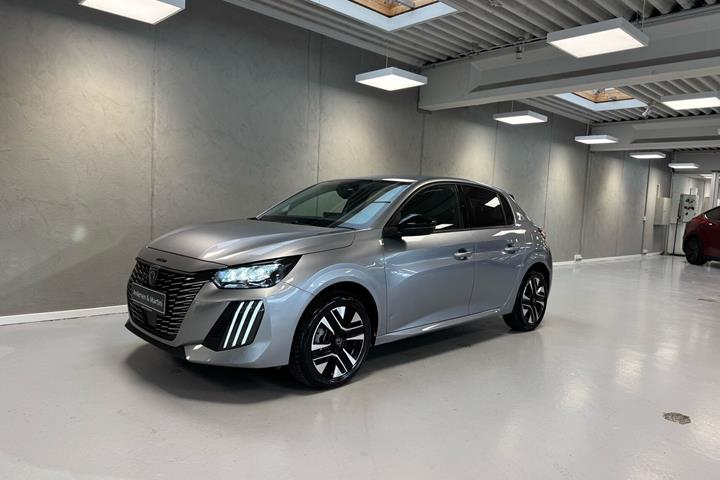Grå Peugeot e-208 fra 2025 set udefra