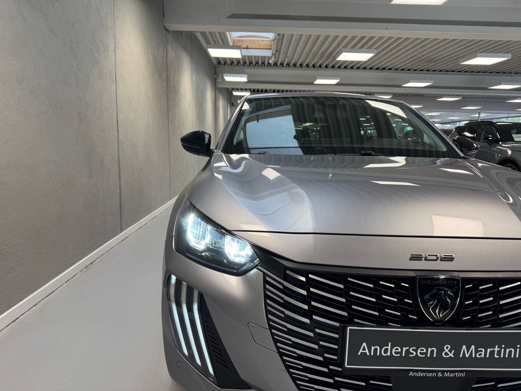 Grå Peugeot e-208 fra 2025