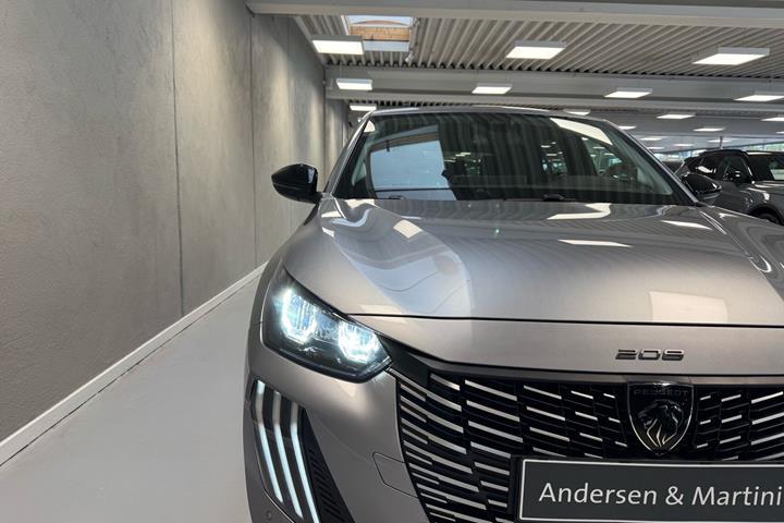 Grå Peugeot e-208 fra 2025