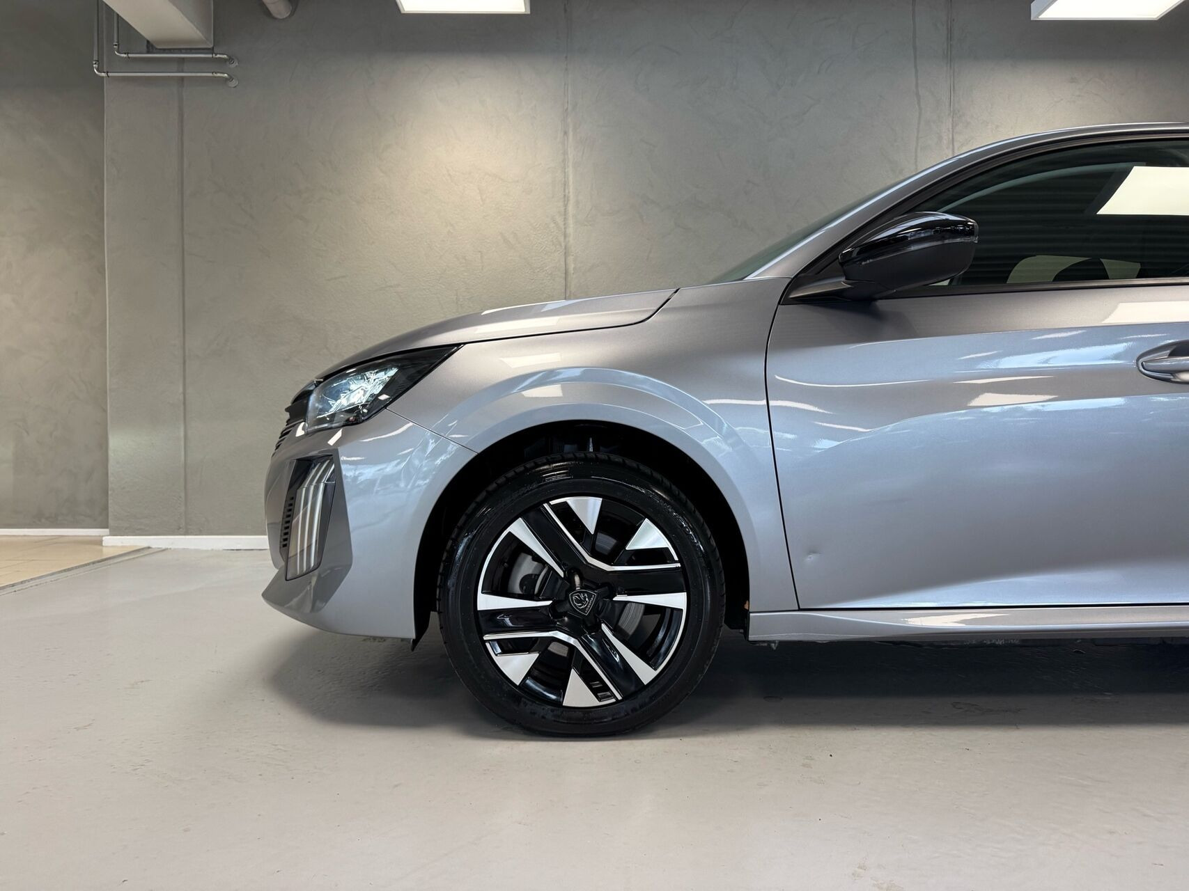 Grå Peugeot e-208 fra 2025