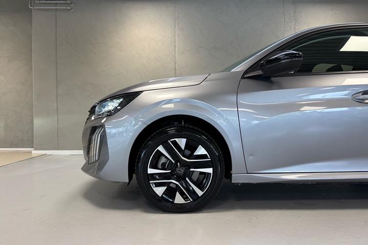 Grå Peugeot e-208 fra 2025
