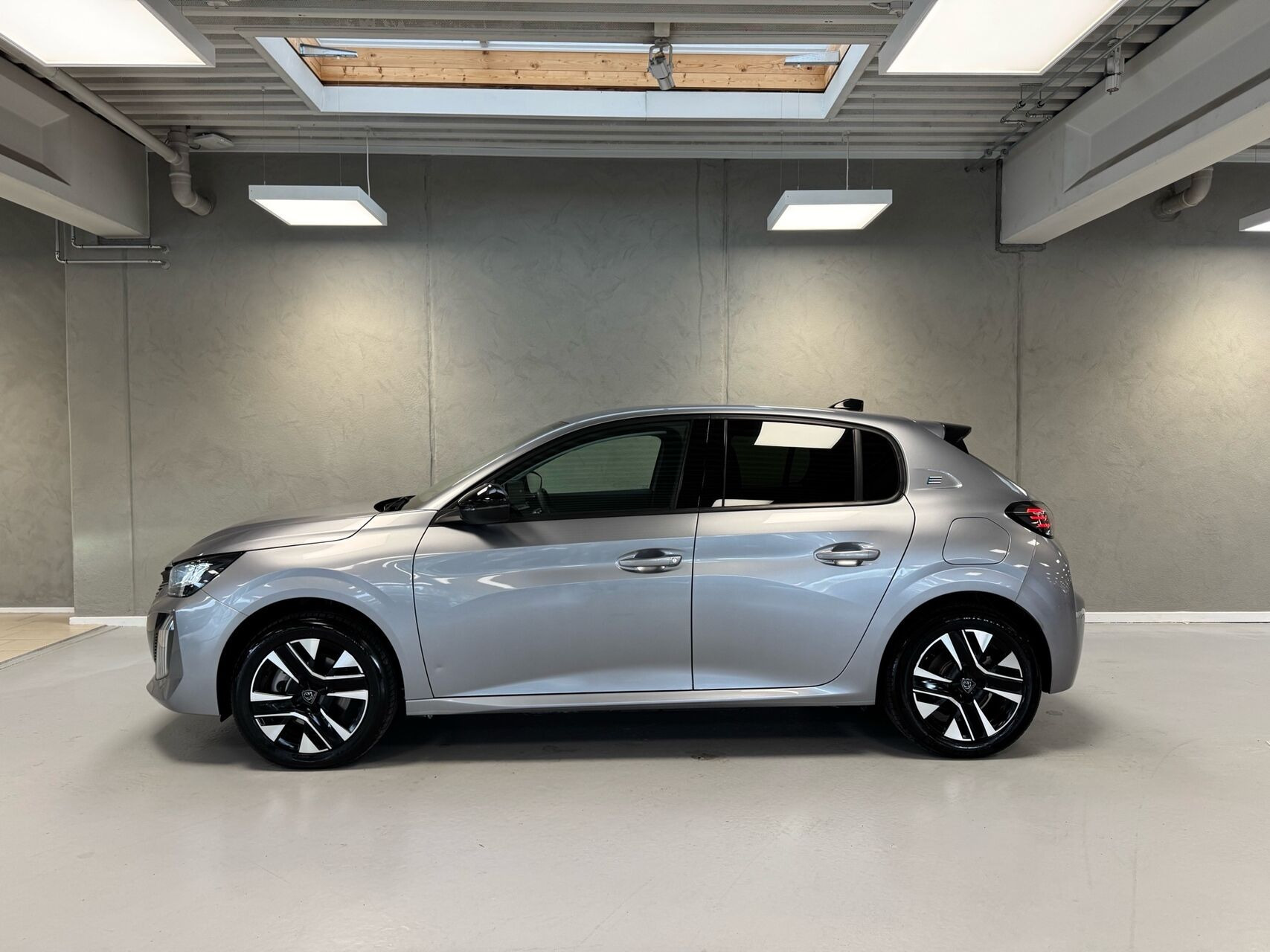 Grå Peugeot e-208 fra 2025