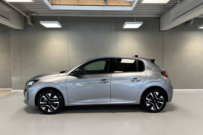 Grå Peugeot e-208 fra 2025