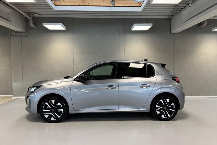 Grå Peugeot e-208 fra 2025