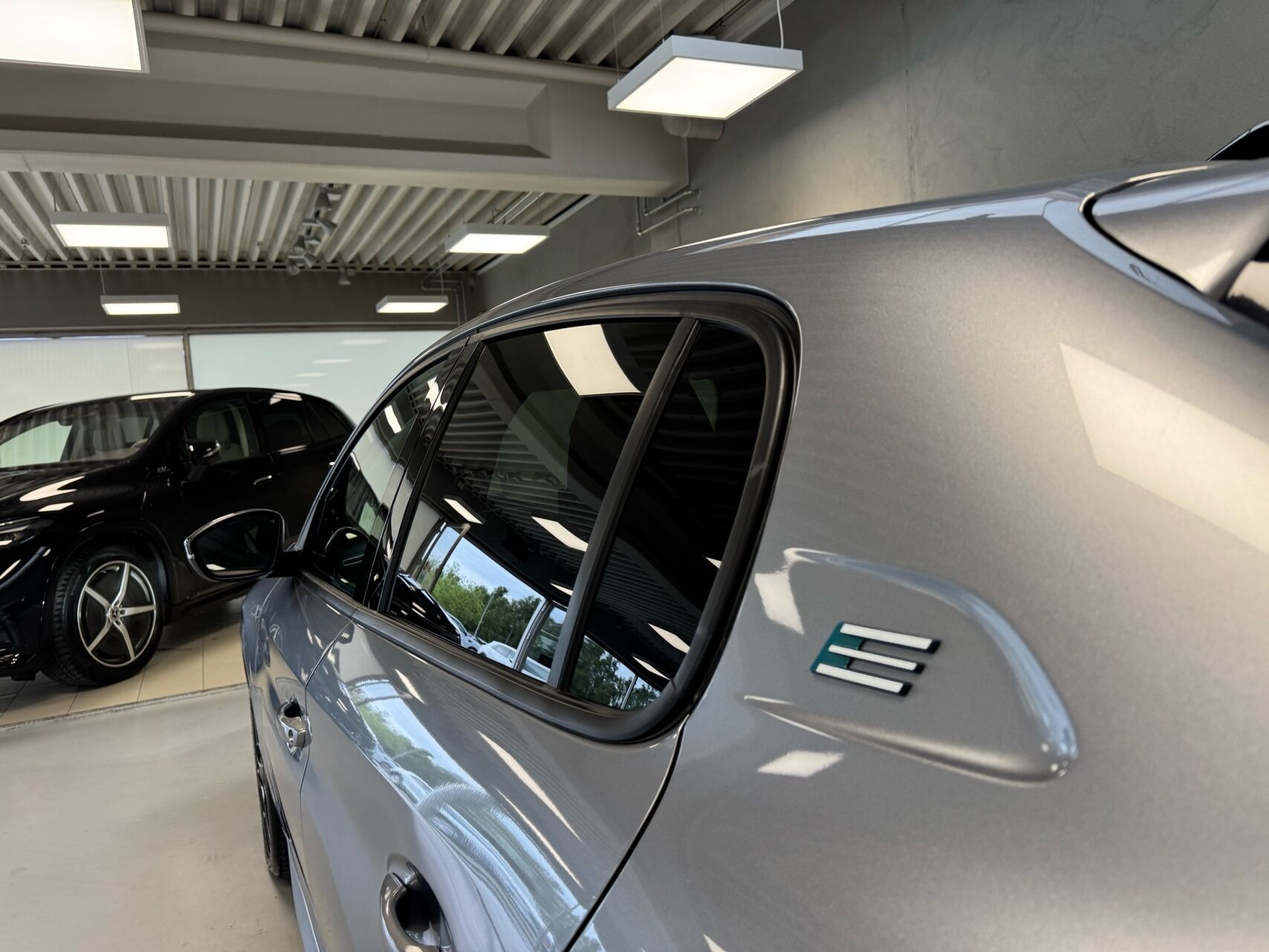 Grå Peugeot e-208 fra 2025