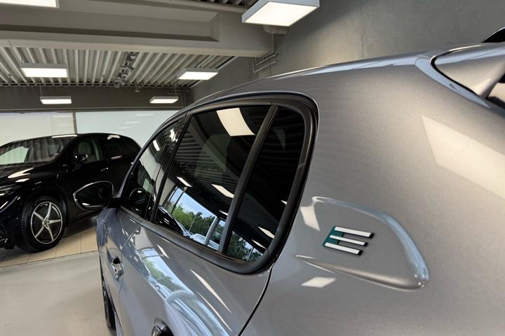 Grå Peugeot e-208 fra 2025