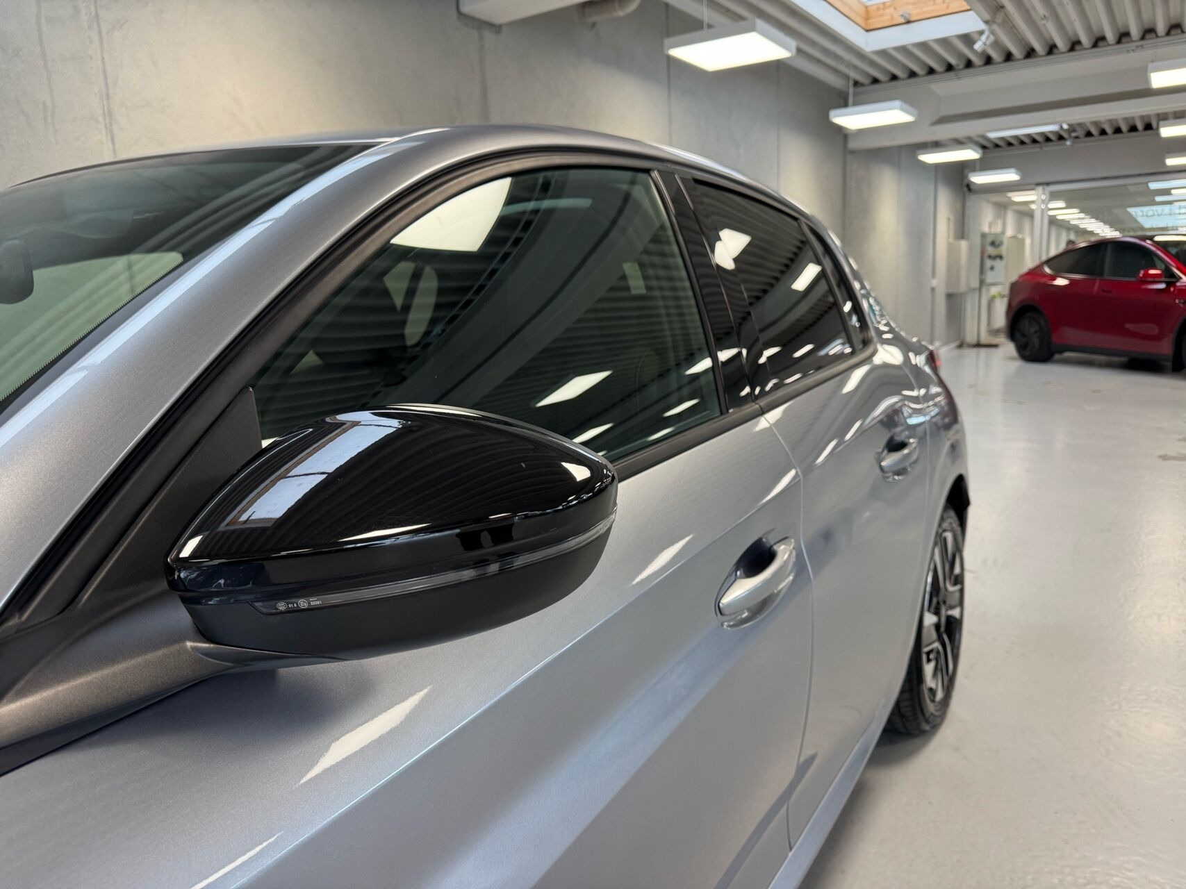 Grå Peugeot e-208 fra 2025