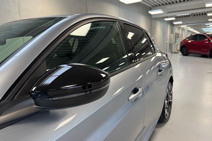 Grå Peugeot e-208 fra 2025