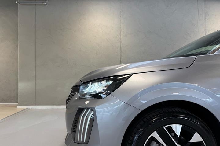 Grå Peugeot e-208 fra 2025