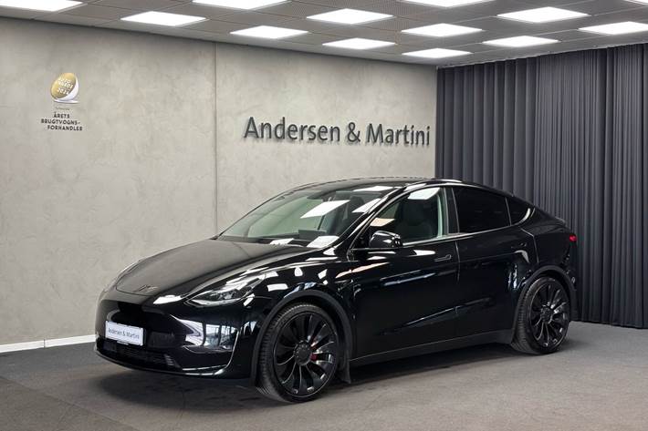 Sort Tesla Model Y fra 2023