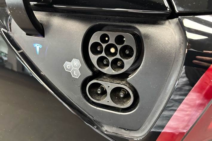 Sort Tesla Model Y fra 2023