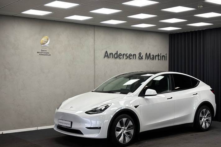 Hvid Tesla Model Y fra 2023