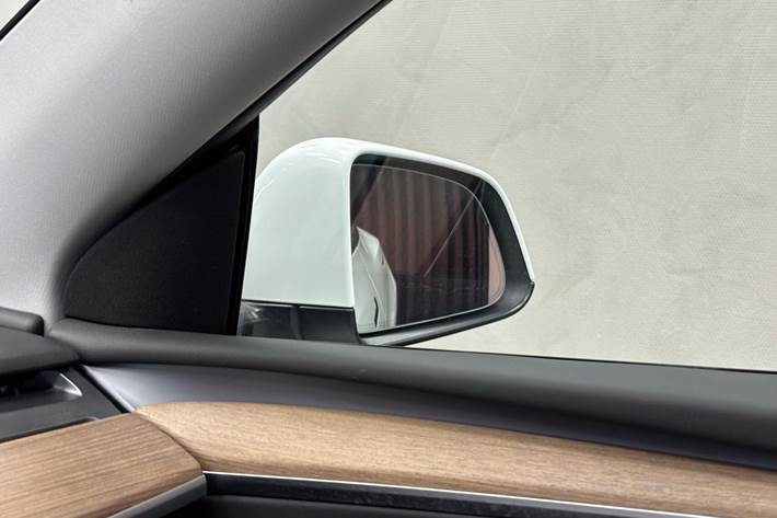 Hvid Tesla Model Y fra 2023