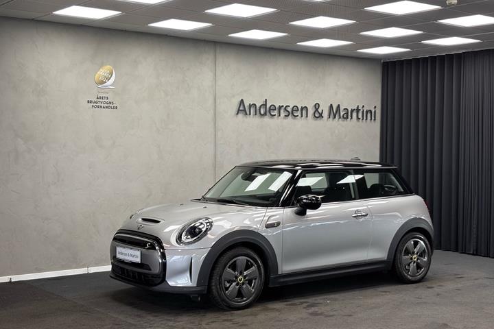 Grå Mini Cooper fra 2024 set udefra