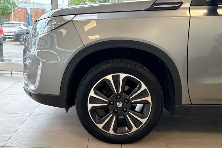 Grå Suzuki Vitara fra 2020