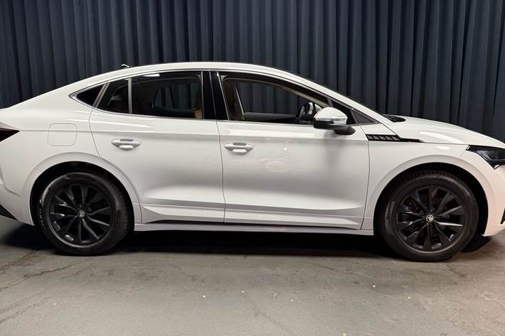 Hvid Skoda Enyaq fra 2024