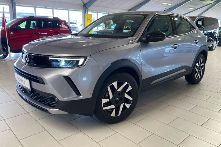 Sølv Opel Mokka-e fra 2023 set udefra
