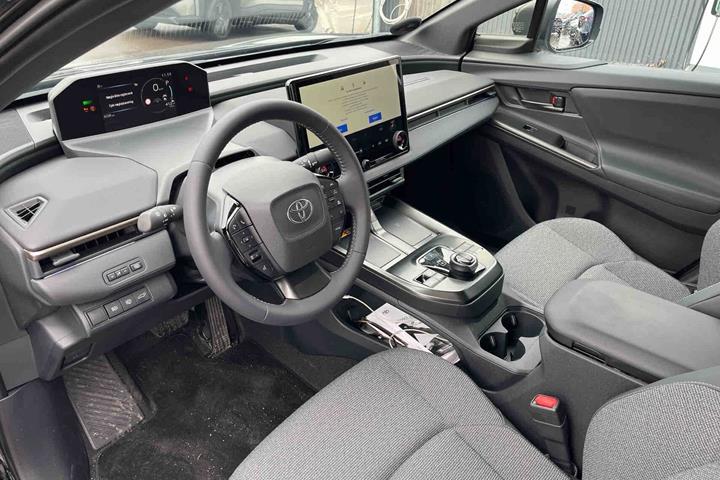 Sort Toyota BZ4X fra 2026