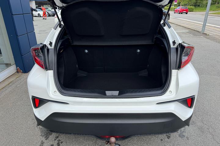 Hvid Toyota C-HR fra 2018