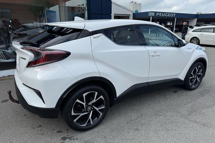 Hvid Toyota C-HR fra 2018