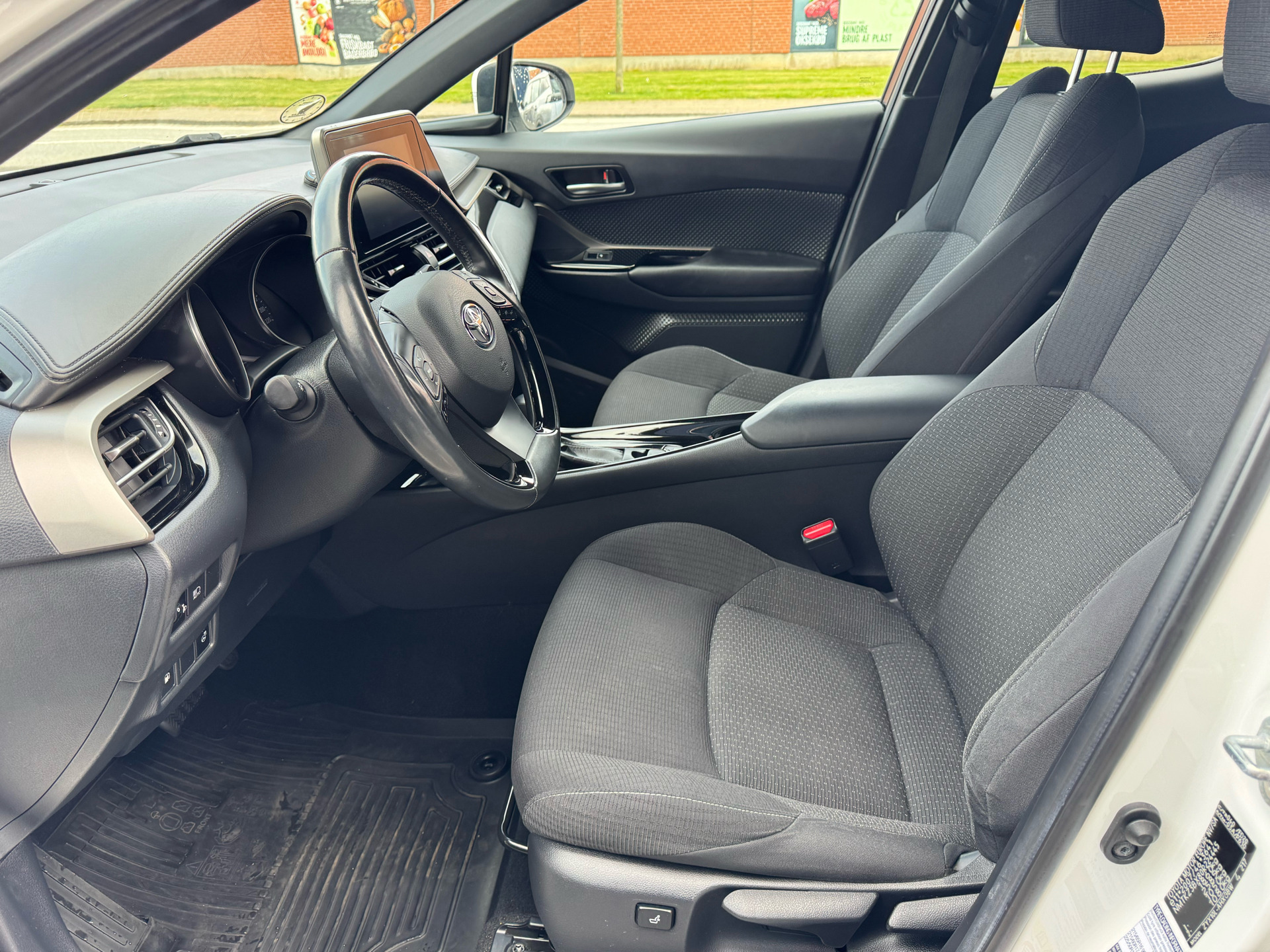 Hvid Toyota C-HR fra 2018