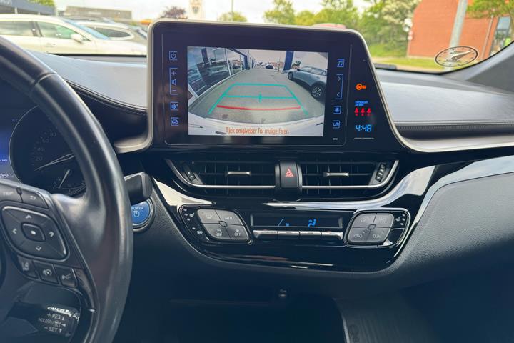 Hvid Toyota C-HR fra 2018