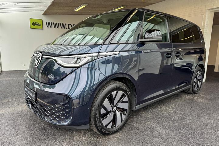 Blå VW ID.Buzz fra 2023 set udefra