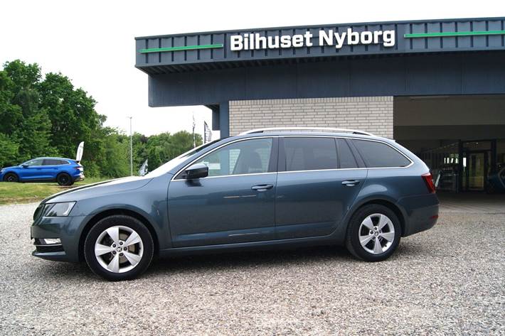 Grå Skoda Octavia fra 2020