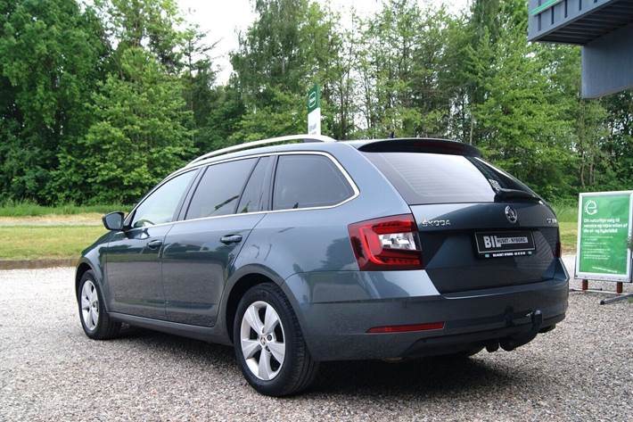 Grå Skoda Octavia fra 2020