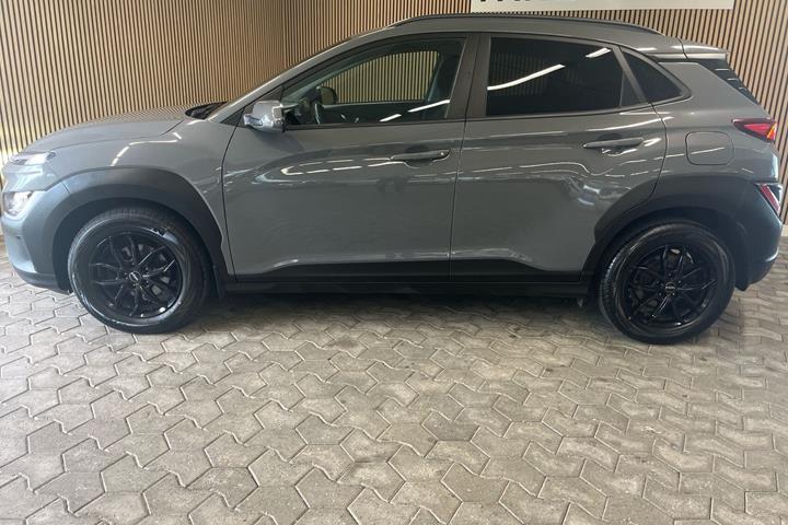Grå Hyundai Kona fra 2021
