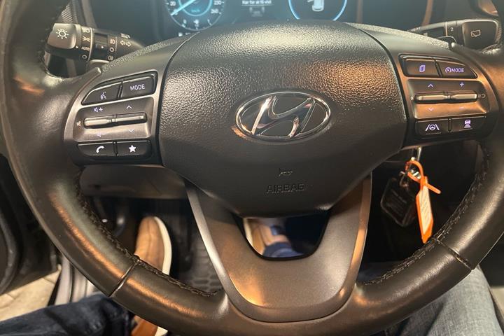Grå Hyundai Kona fra 2021