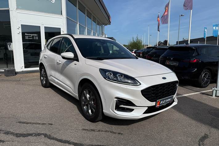 Hvid Ford Kuga fra 2021 set udefra