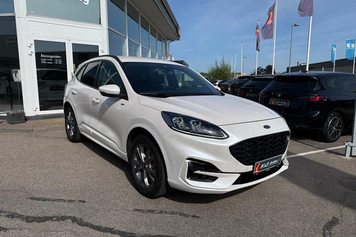 Hvid Ford Kuga fra 2021 set udefra